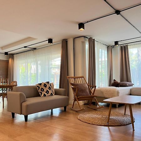 Mini-Me Hubs, Charm Suites & Pool In Old City เชียงใหม่ ภายนอก รูปภาพ