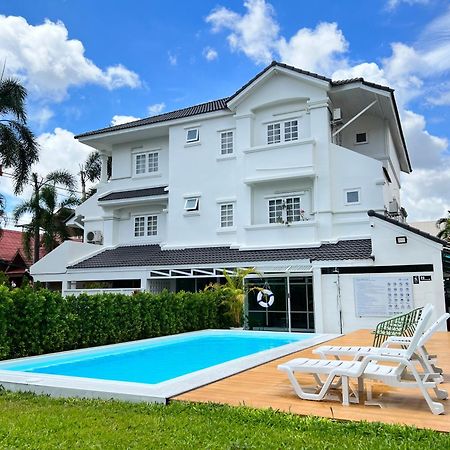 Mini-Me Hubs, Charm Suites & Pool In Old City เชียงใหม่ ภายนอก รูปภาพ