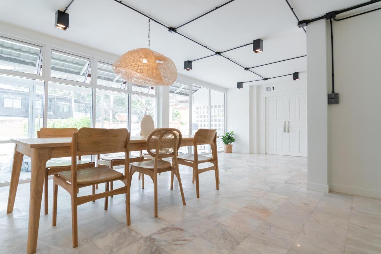 Mini-Me Hubs, Charm Suites & Pool In Old City เชียงใหม่ ภายนอก รูปภาพ