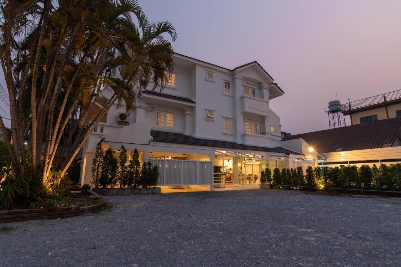 Mini-Me Hubs, Charm Suites & Pool In Old City เชียงใหม่ ภายนอก รูปภาพ