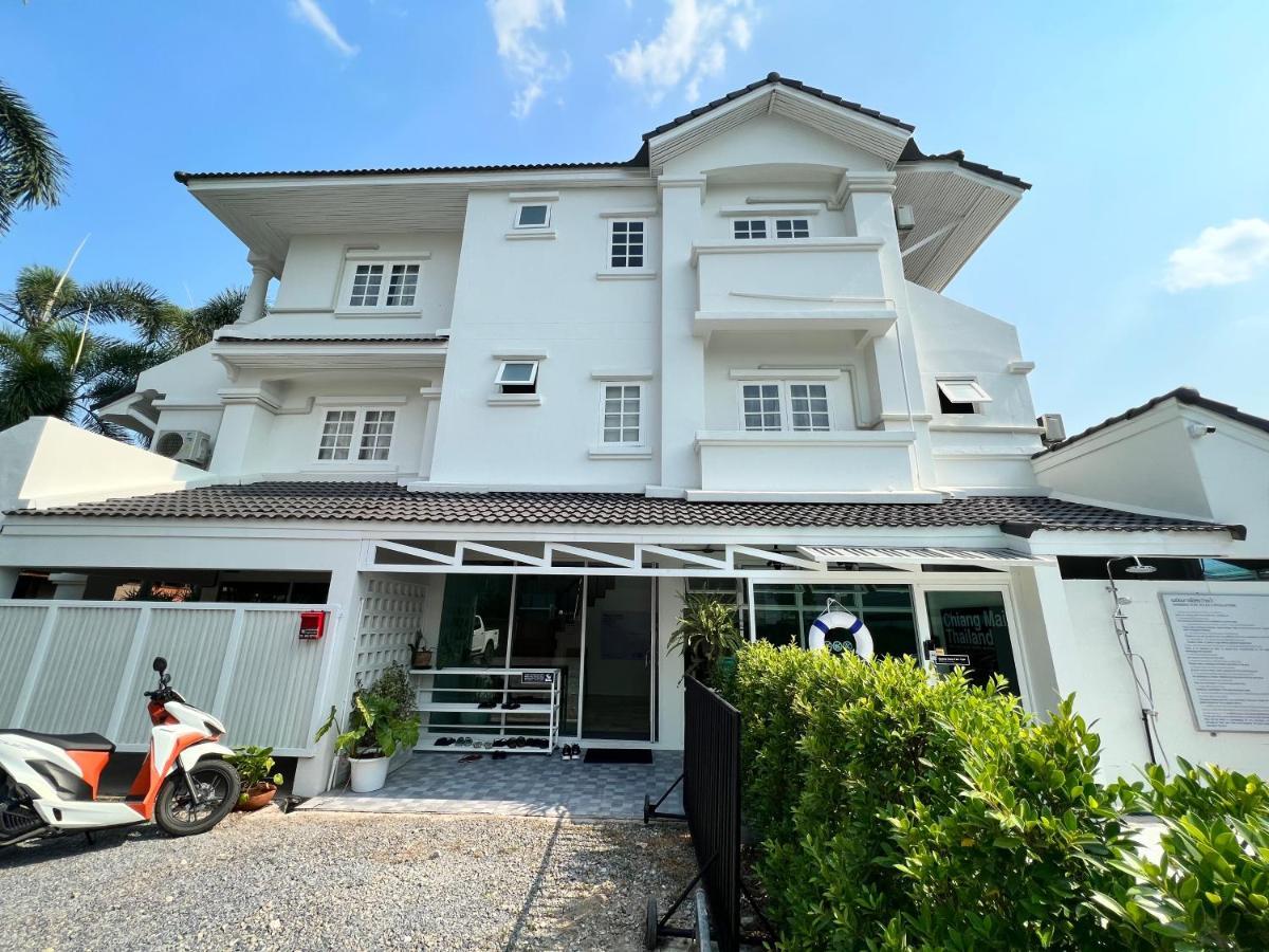 Mini-Me Hubs, Charm Suites & Pool In Old City เชียงใหม่ ภายนอก รูปภาพ