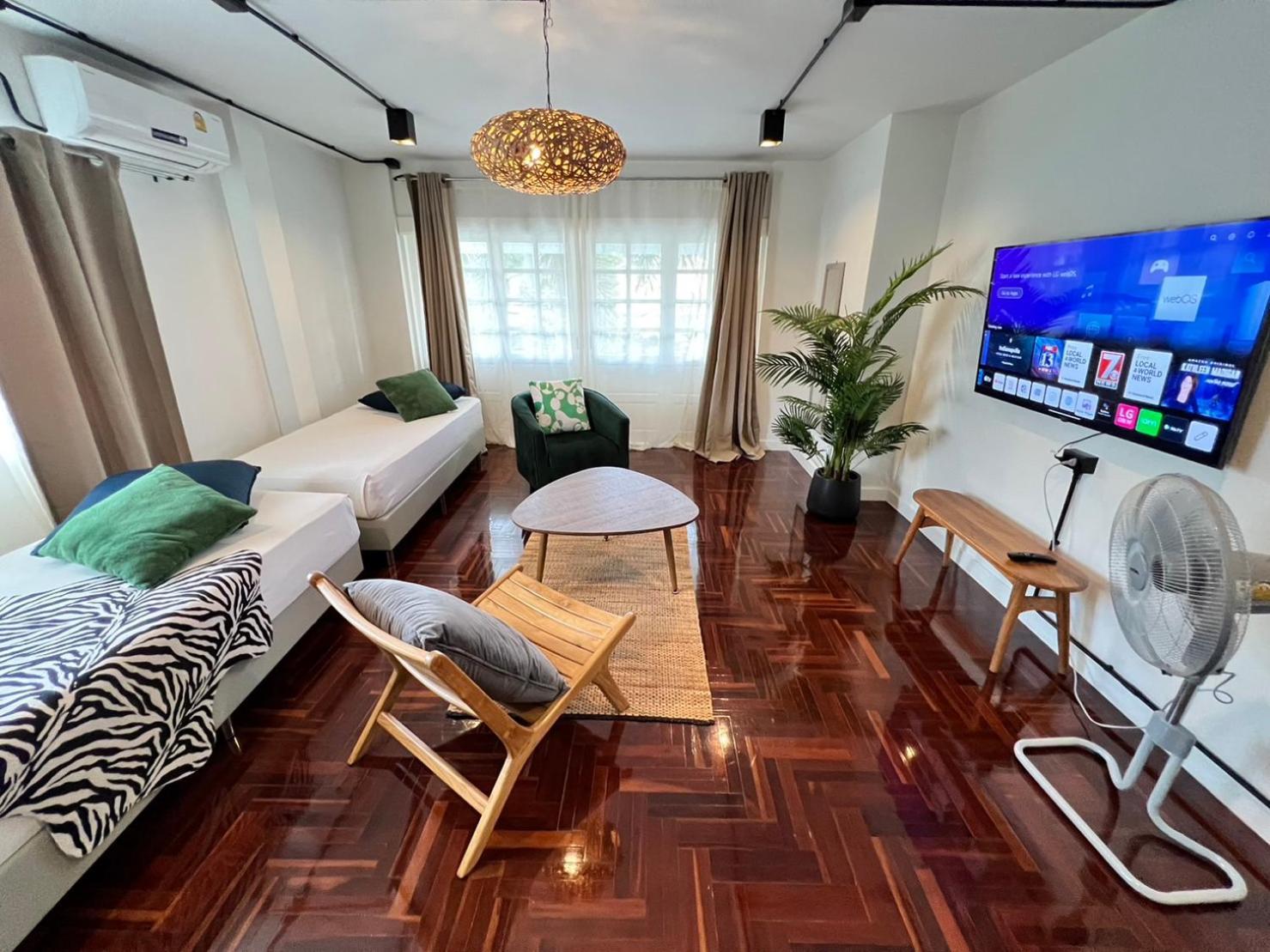 Mini-Me Hubs, Charm Suites & Pool In Old City เชียงใหม่ ภายนอก รูปภาพ
