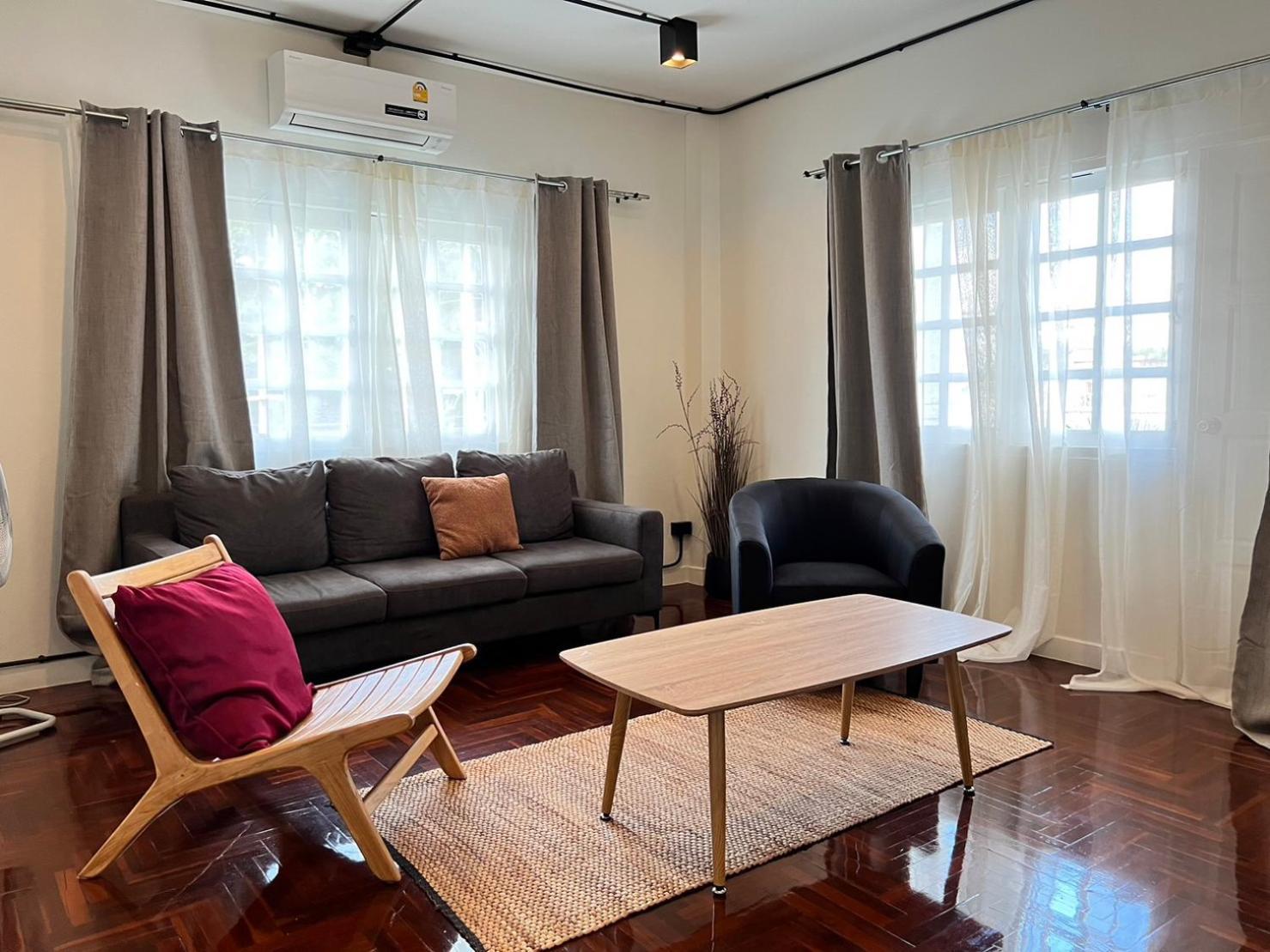 Mini-Me Hubs, Charm Suites & Pool In Old City เชียงใหม่ ภายนอก รูปภาพ