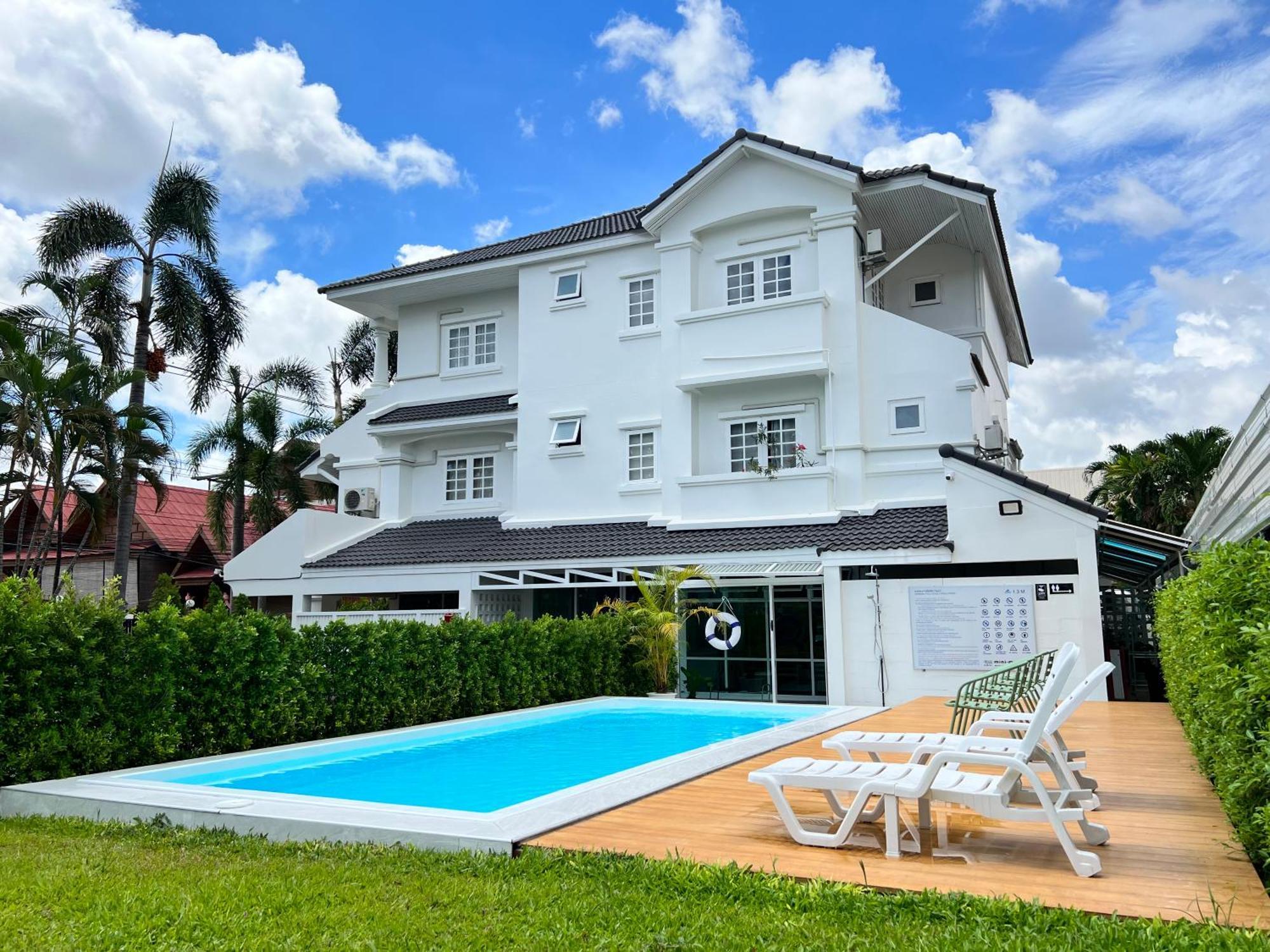 Mini-Me Hubs, Charm Suites & Pool In Old City เชียงใหม่ ภายนอก รูปภาพ
