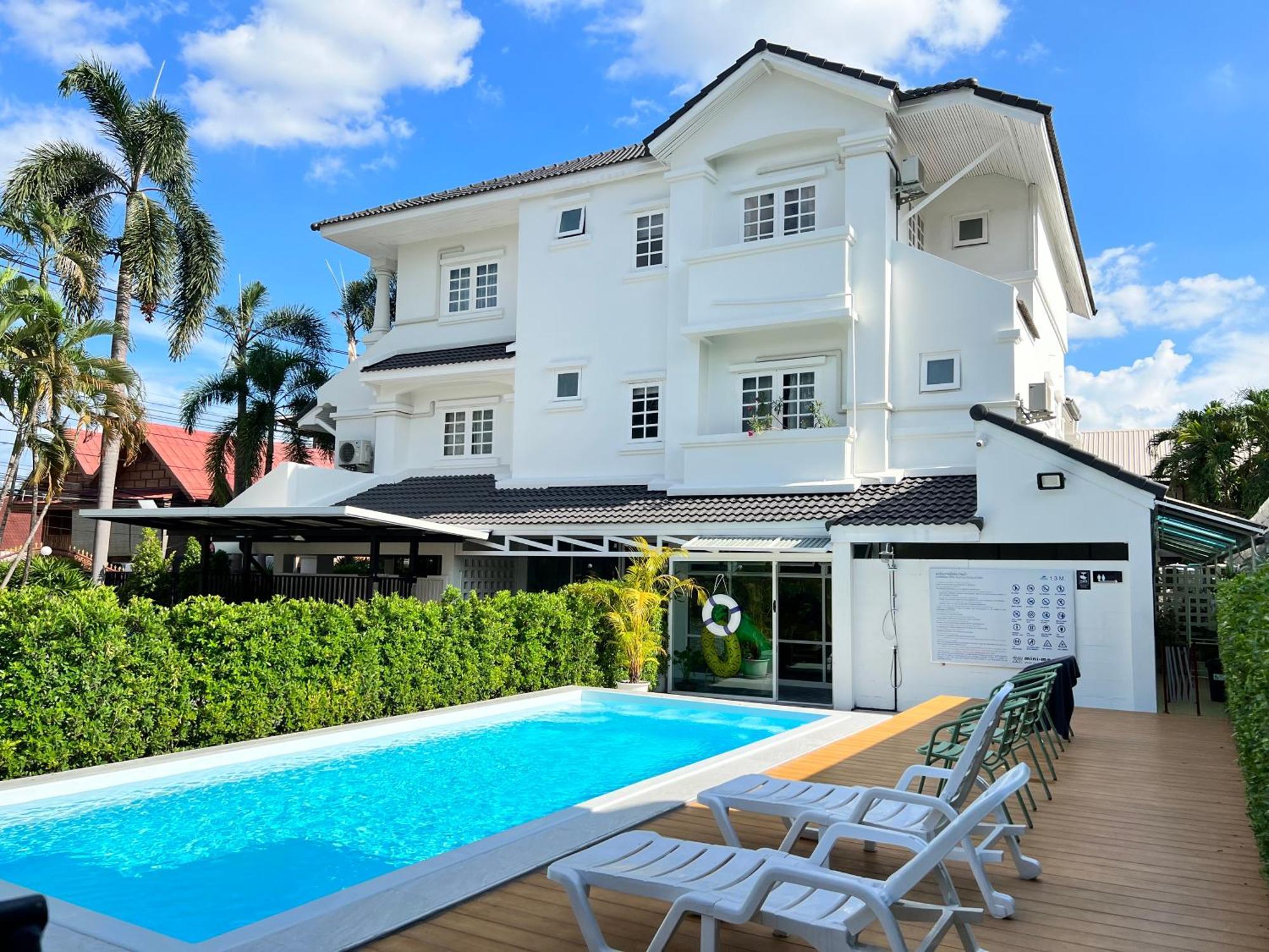 Mini-Me Hubs, Charm Suites & Pool In Old City เชียงใหม่ ภายนอก รูปภาพ