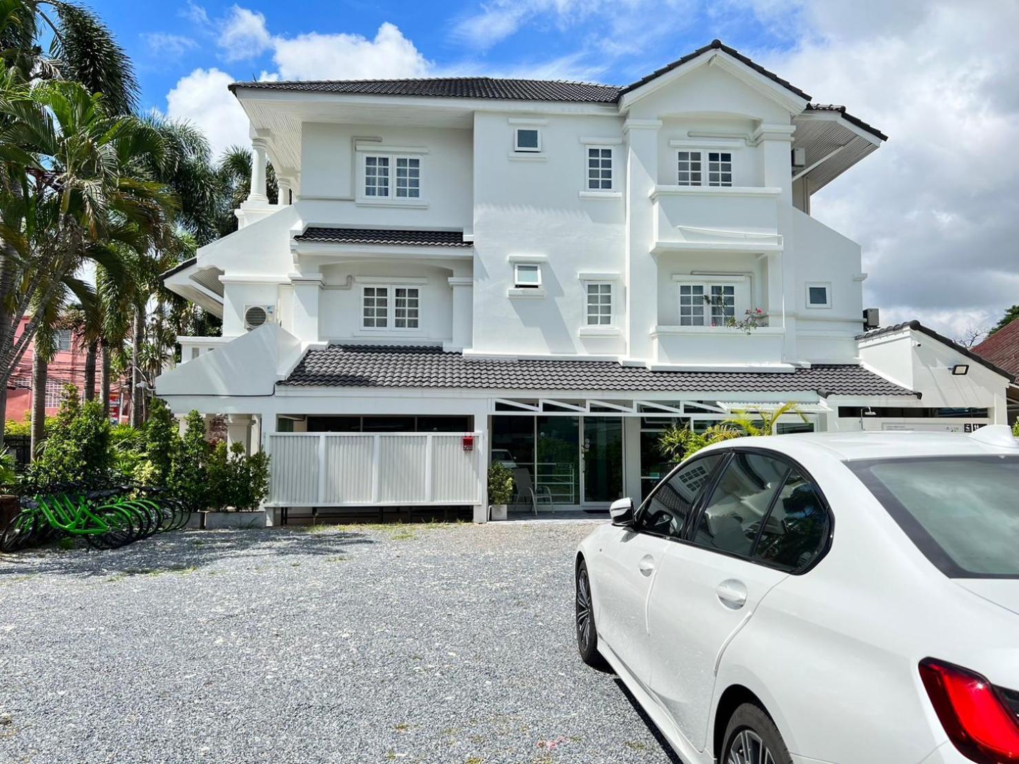 Mini-Me Hubs, Charm Suites & Pool In Old City เชียงใหม่ ภายนอก รูปภาพ