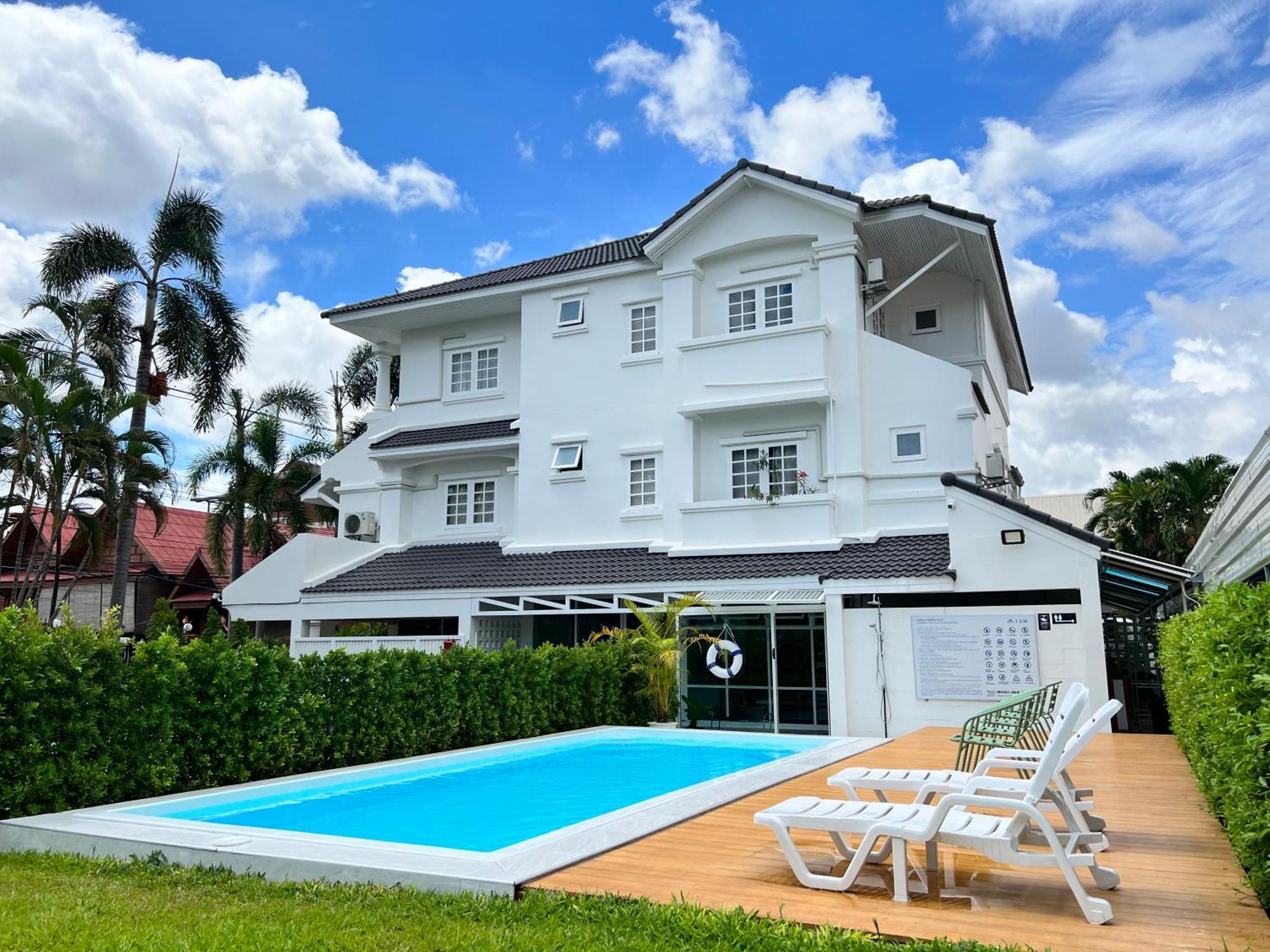 Mini-Me Hubs, Charm Suites & Pool In Old City เชียงใหม่ ภายนอก รูปภาพ