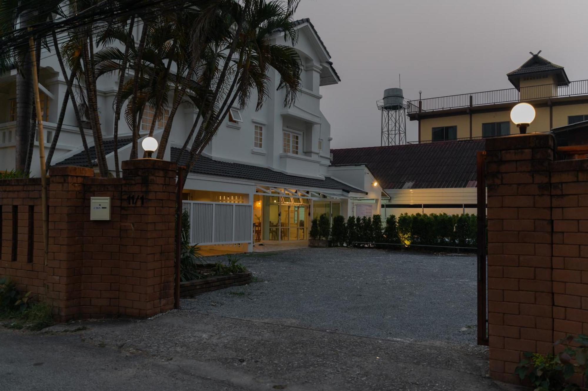 Mini-Me Hubs, Charm Suites & Pool In Old City เชียงใหม่ ภายนอก รูปภาพ