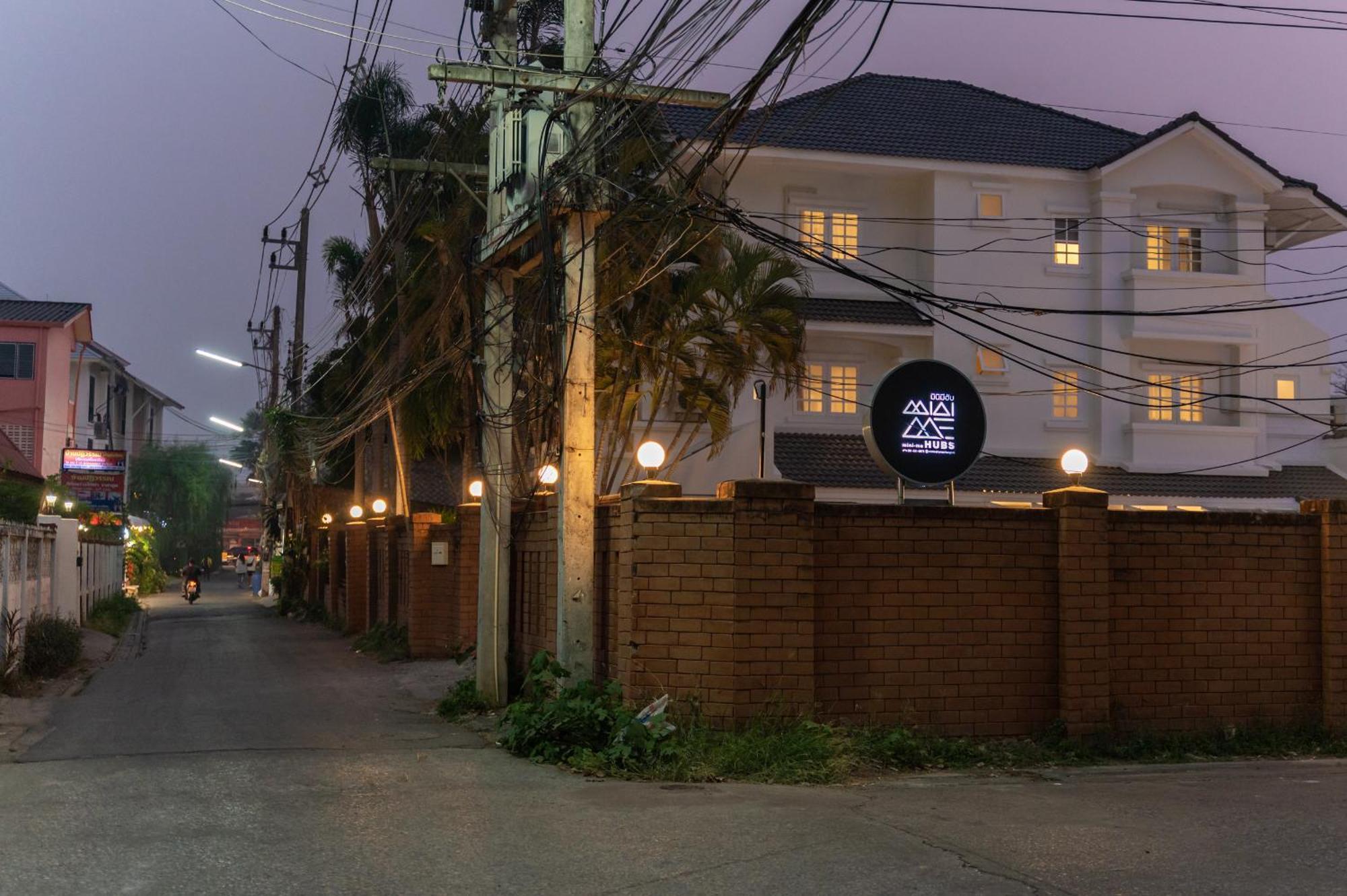 Mini-Me Hubs, Charm Suites & Pool In Old City เชียงใหม่ ภายนอก รูปภาพ